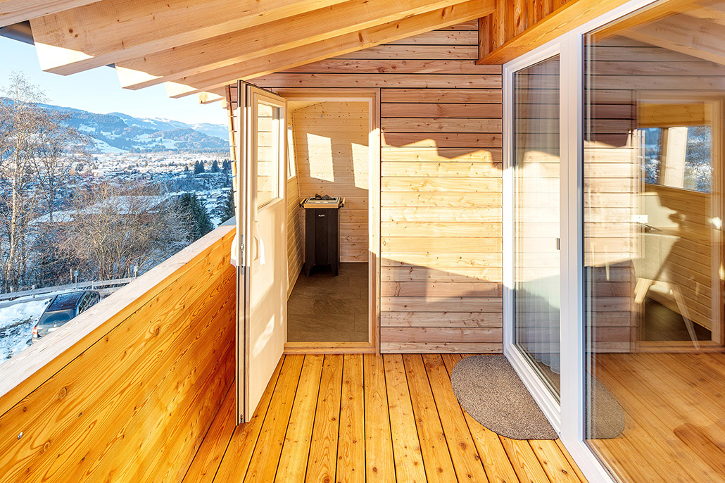 Blick aus der eigenen Sauna der Magnolie Suite auf die verschneiten Berge