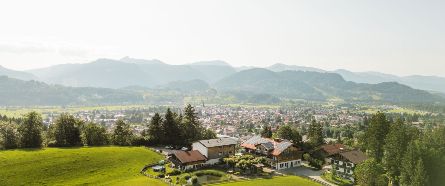 Drohnenaufnahme des Hotels mit Blickrichtung nach Oberstdorf