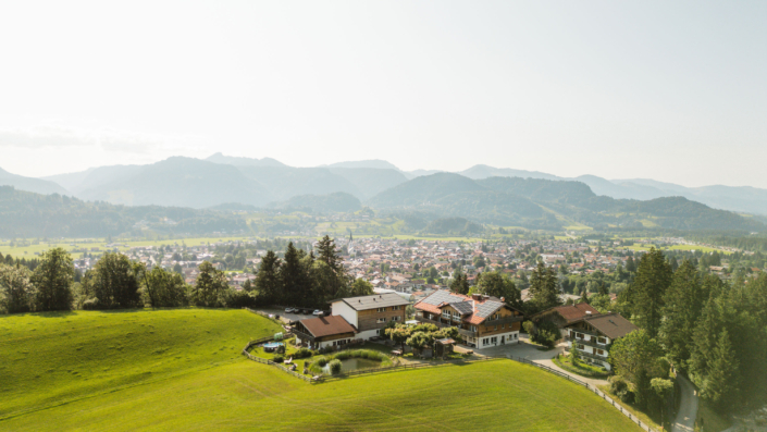 Drohnenaufnahme des Hotels mit Blickrichtung nach Oberstdorf