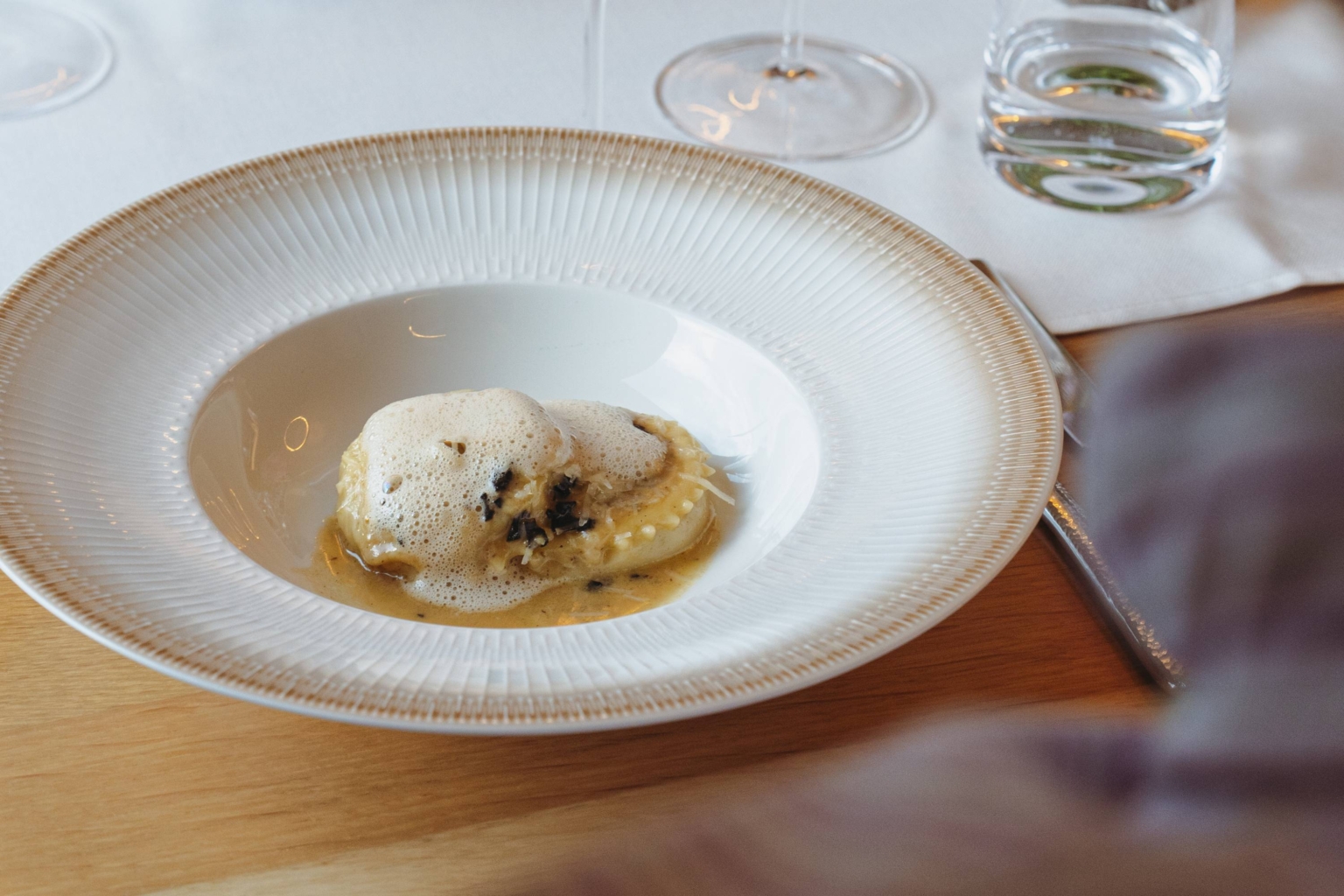 Feine Trüffelravioli im Restaurant Augenblick Schön angerichteter Teller mit feinen Trüffelravioli im Restaurant Augenblick