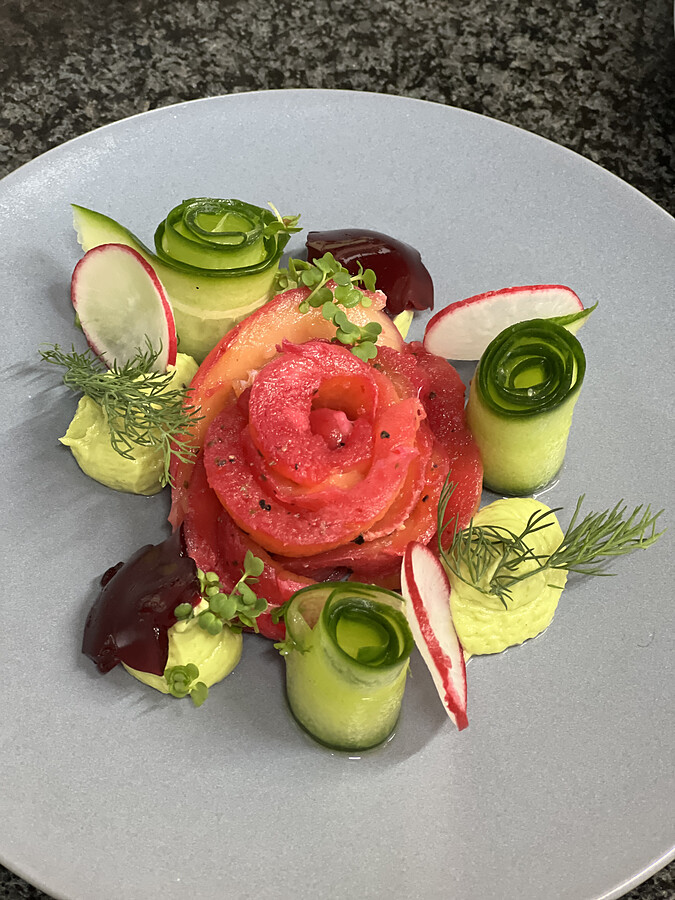 Elegant angerichteter Teller mit rosenförmig arrangiertem Fisch aus dem Restaurant Augenblick