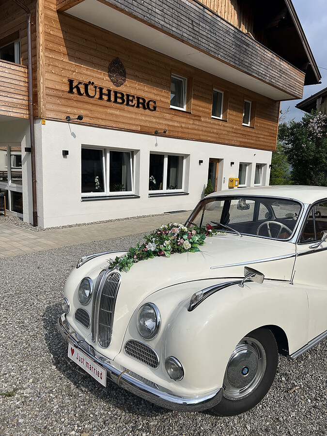 Festlich geschmücktes Hochzeitsauto vor dem Hotel Kühberg