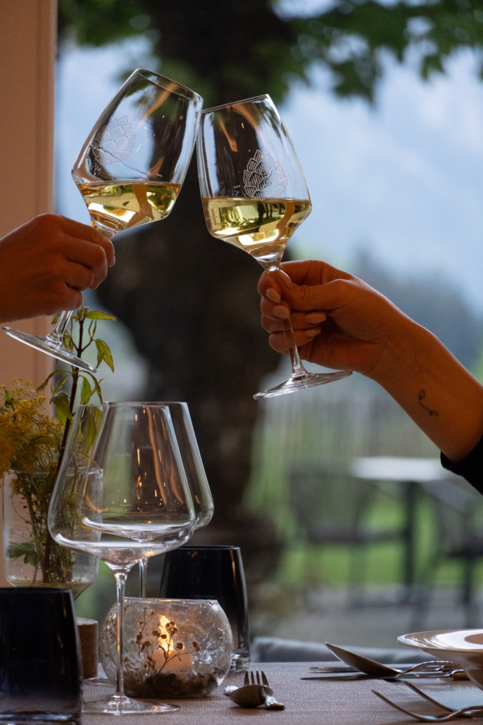 Anstoßen mit Sekt auf dem Zimmer im Hotel Kühberg